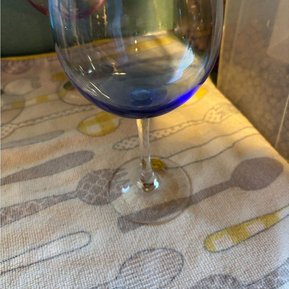 Vibrant Wine Glass Set with each with a different color accent - Picture 4 of 7